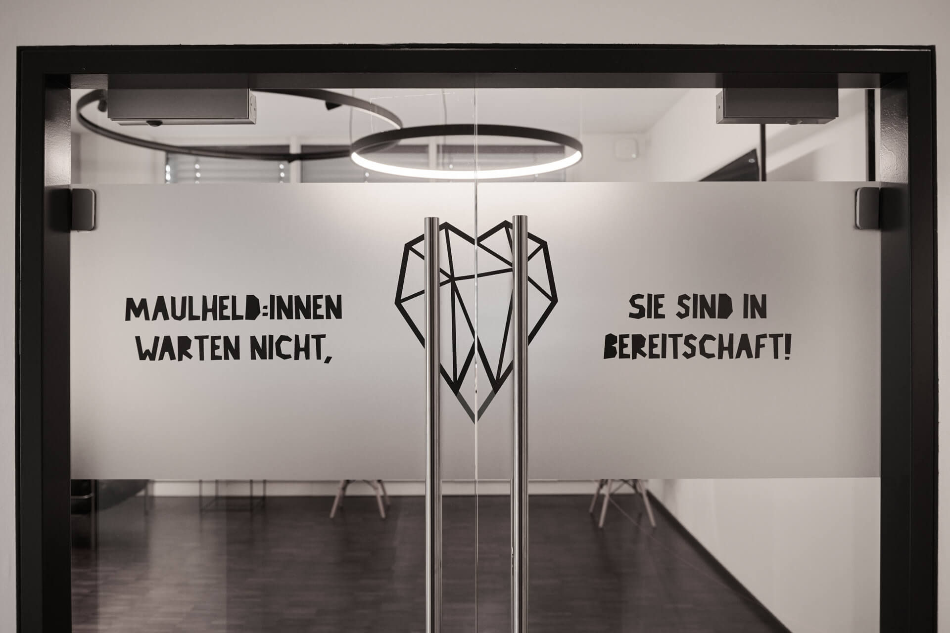 Die Tür zum Wartezimmer der Zahnarztpraxis maulheld:innen in Nürnberg