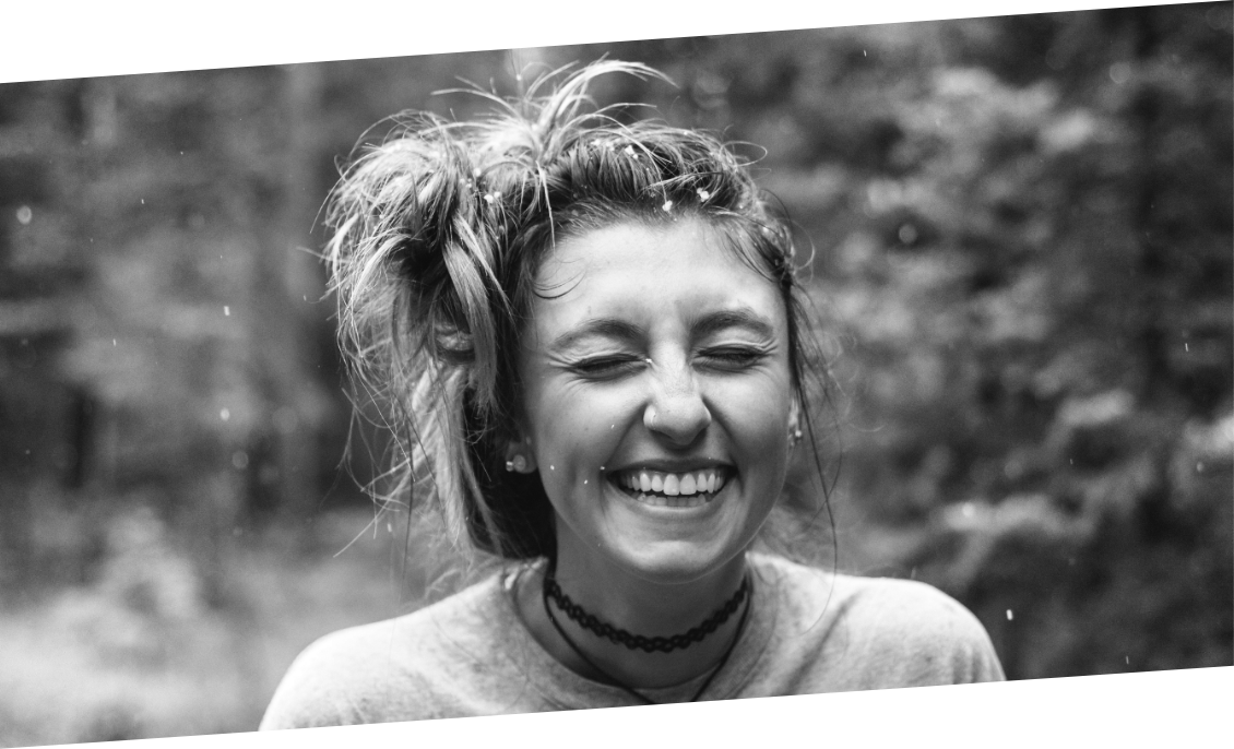 Schwarz-weiß-Bild einer lachenden jungen Frau