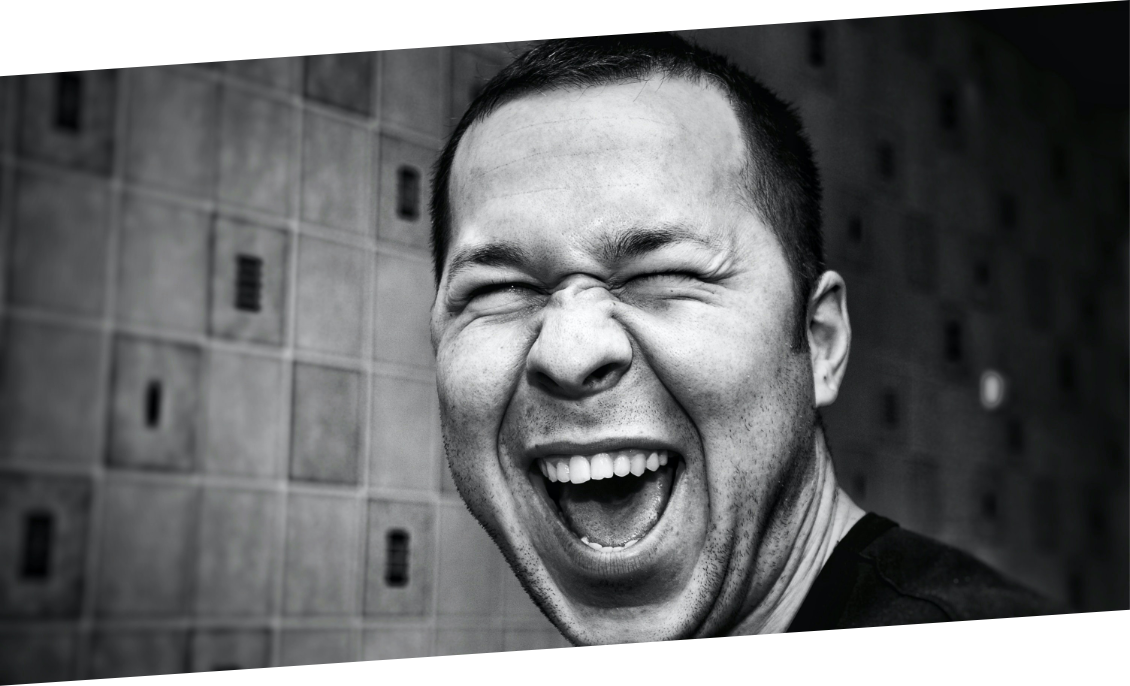 Schwarz-weiß-Bild eines lachenden Mannes